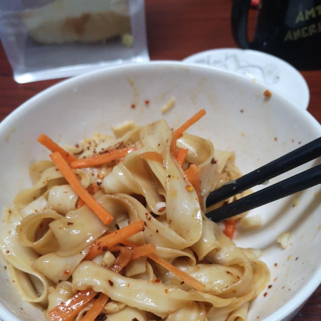 十分钟就能吃上的超简单油泼面
