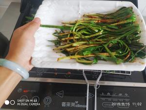 客来美电陶炉版烤韭菜的做法 步骤5