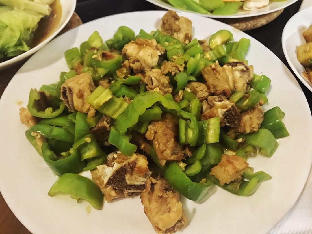 吃到停不下来的青椒干煸排骨