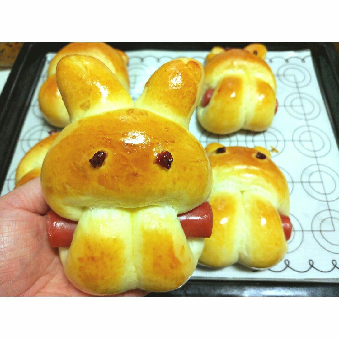 小晶的烘焙美食做的小兔子香肠包
