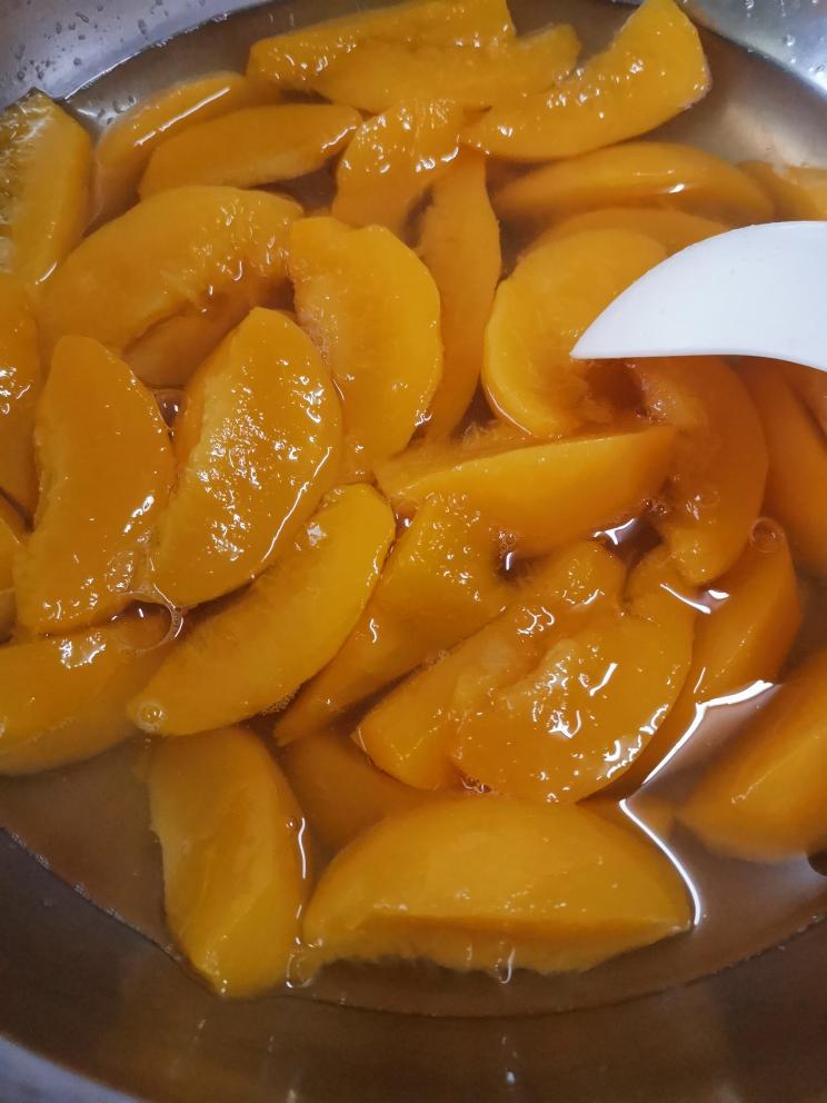 除了爱什么都不添加的糖水黄桃罐头