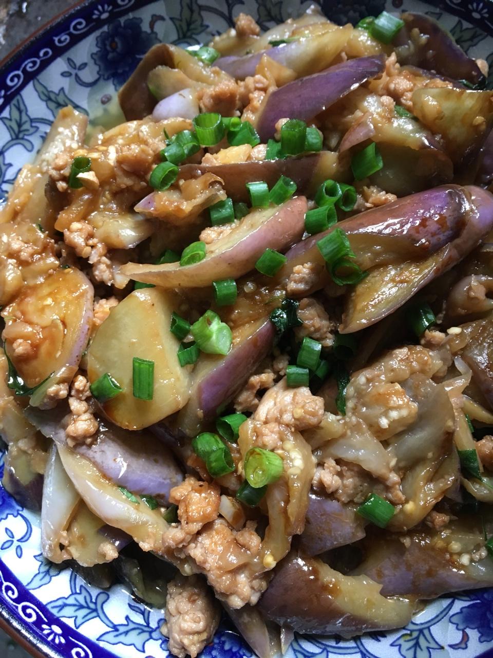 小松鼠吃松果做的家常菜