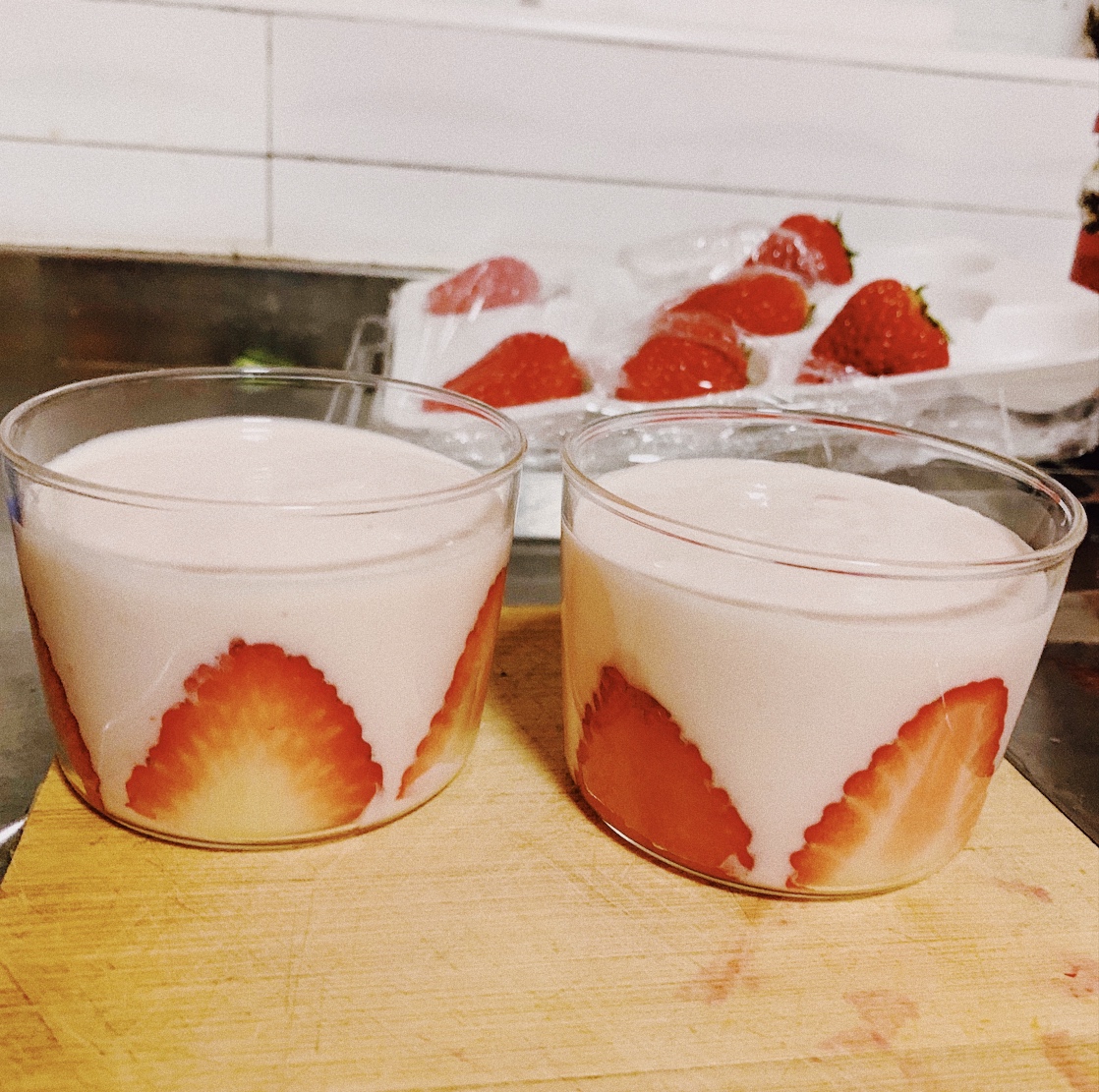 草莓酸奶慕斯杯的做法