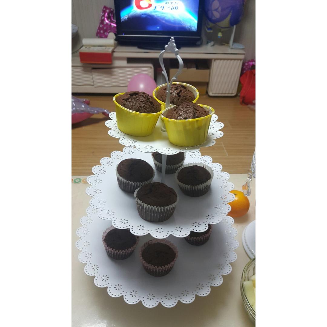 超润巧克力纸杯蛋糕（非常适合裱花、盖糖皮的cupcake方子）