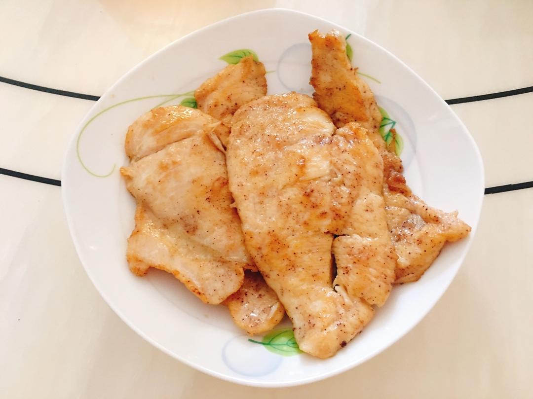 洒脱咪做的香煎鸡胸肉