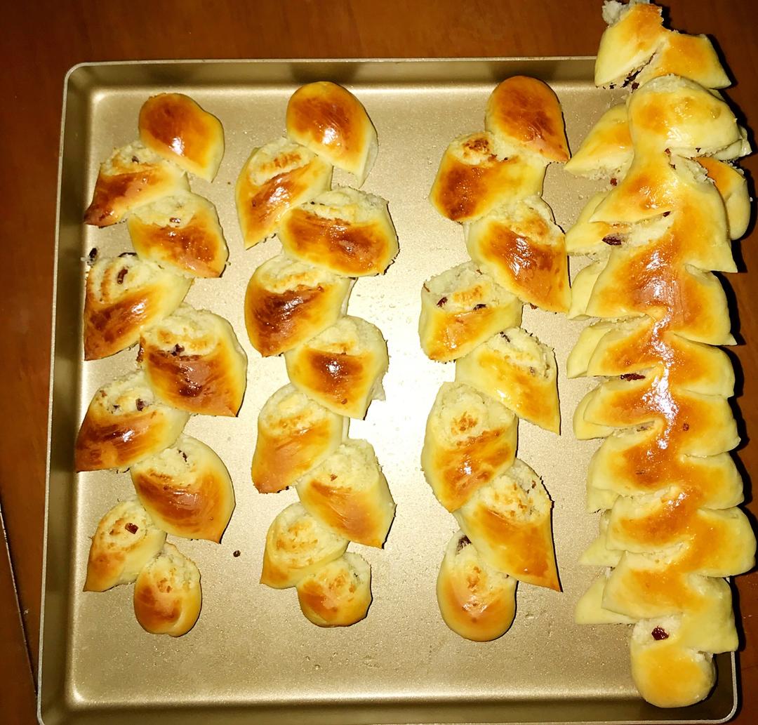 剪一剪，扭一扭，就能做出颜值爆表的麦穗面包，整形手法超简单