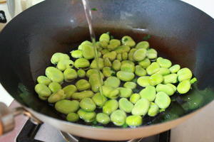 【吃下一整个春天】葱油蚕豆的做法 步骤6
