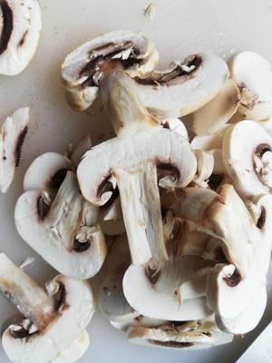 白蘑菇炒肉的做法 步骤3