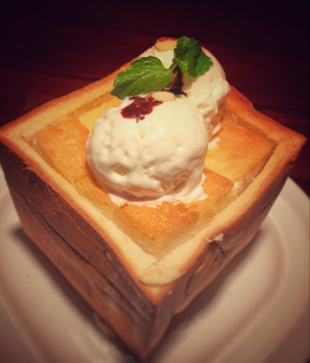 宋小君爱厨房做的蜂蜜厚多士配冰淇淋