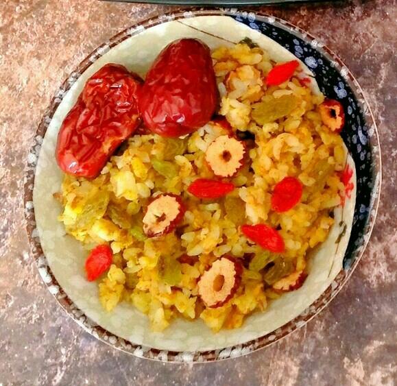 葡萄干红枣杂炒饭的做法