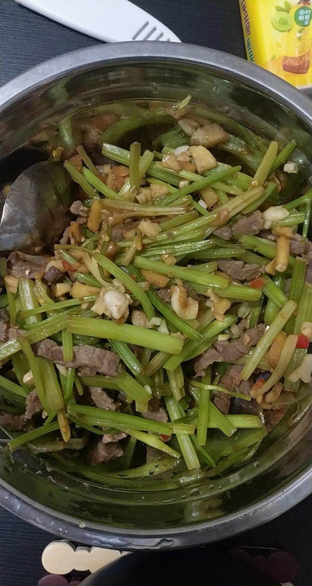 芹菜炒牛肉 快和我一起做！超级嫩！家常快手简单！