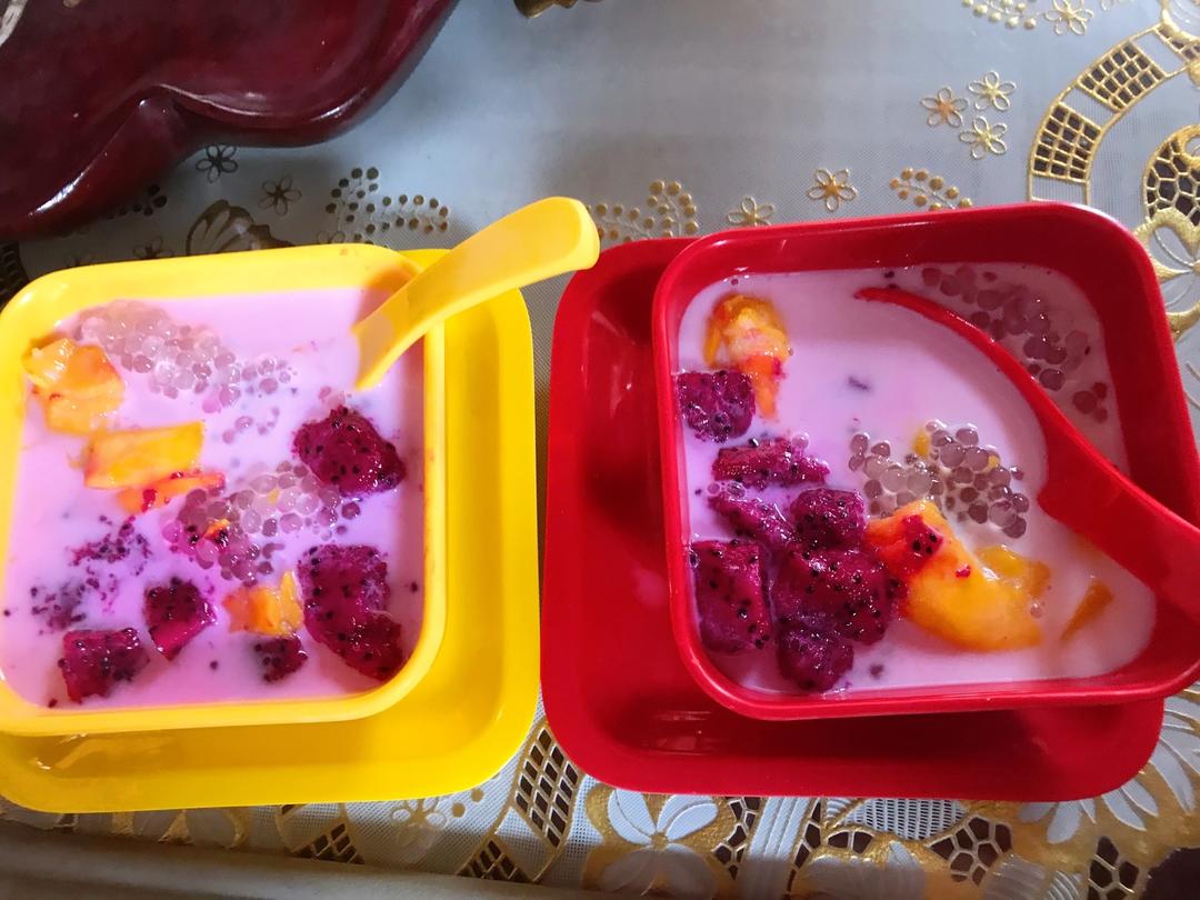 芒果火龙果椰汁西米露的做法
