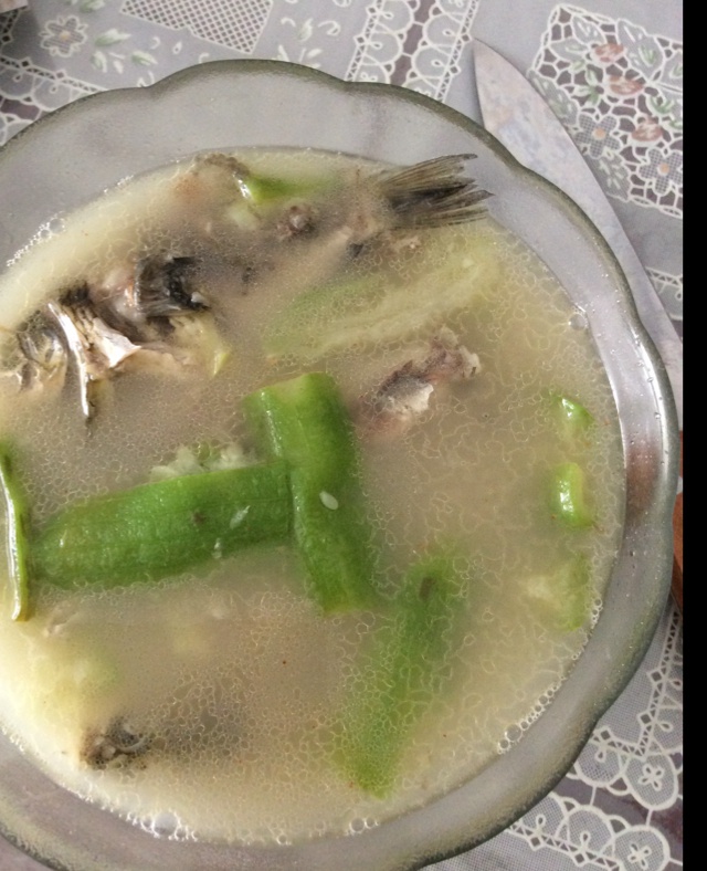 月子餐：鲫鱼丝瓜汤（促进乳汁分泌）