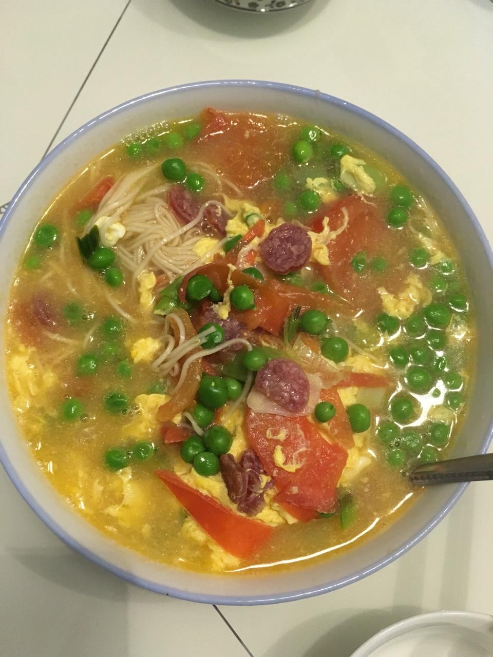 番茄腊肠鸡蛋青豆面的做法