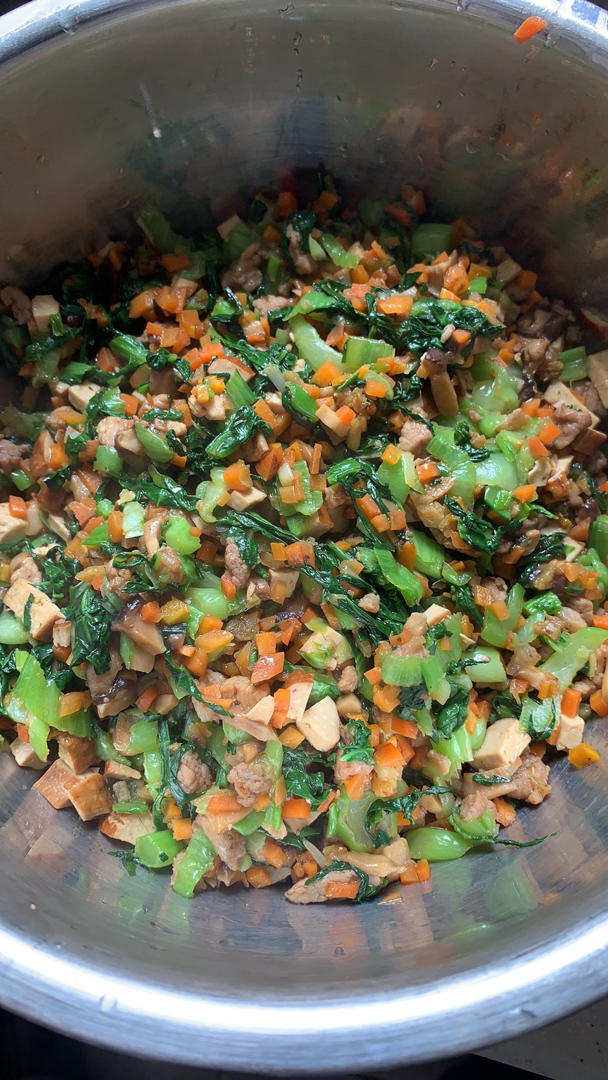 青菜香菇胡萝卜肉丁包子馅，青菜嘎嘣脆，秋冬来上一笼热腾腾的包子