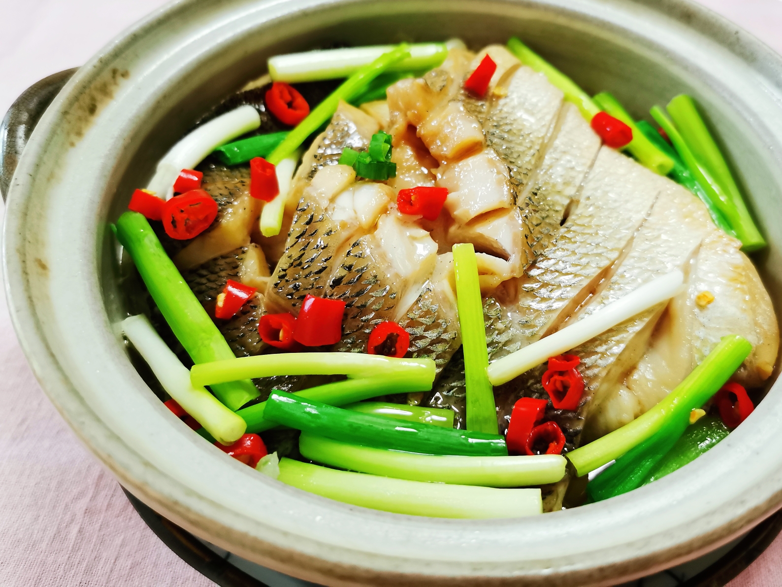 砂锅焗海鲈鱼的做法