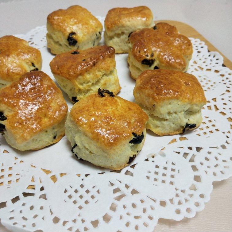 松软的朗姆酒黑加仑司康