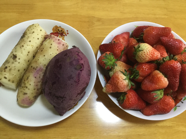 今冬第一颗草莓