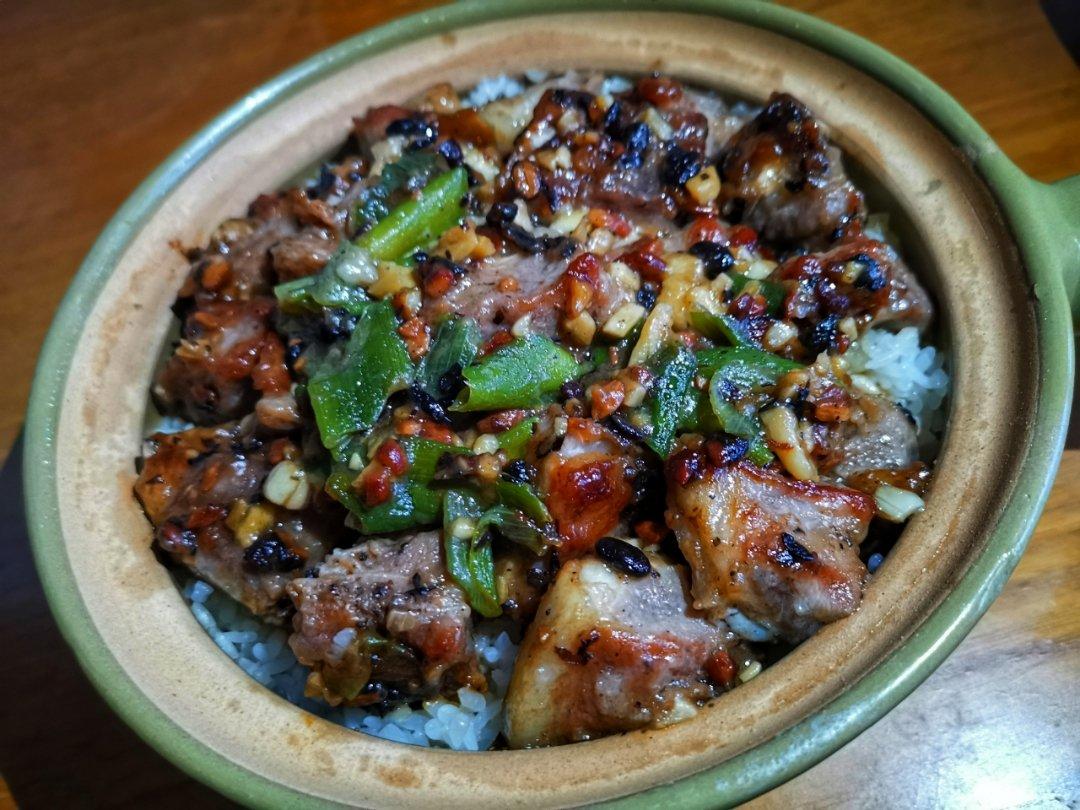 正宗煲仔饭:豉汁排骨&干贝肉饼&鲜虾鲍鱼