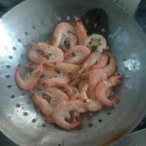 椒盐基围虾的做法 步骤3
