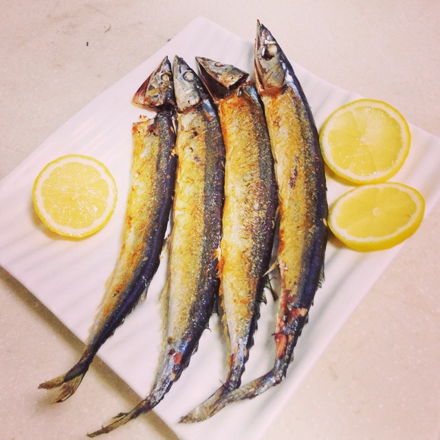 哈利鹿鹿做的柠香煎秋刀鱼