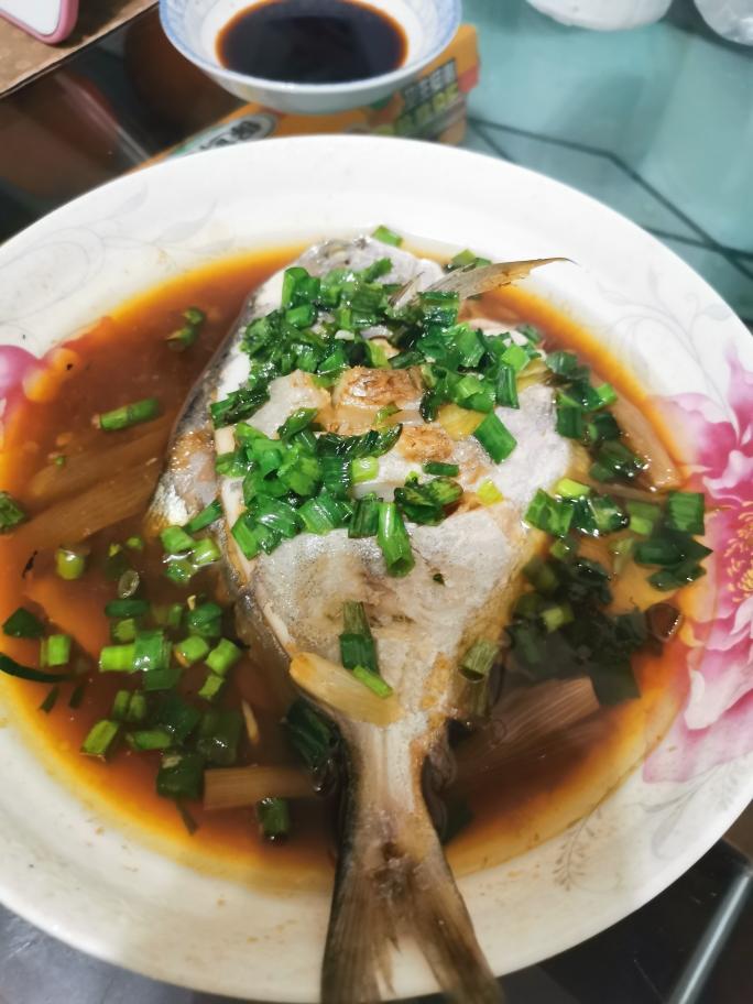 油葱鲳鱼的做法