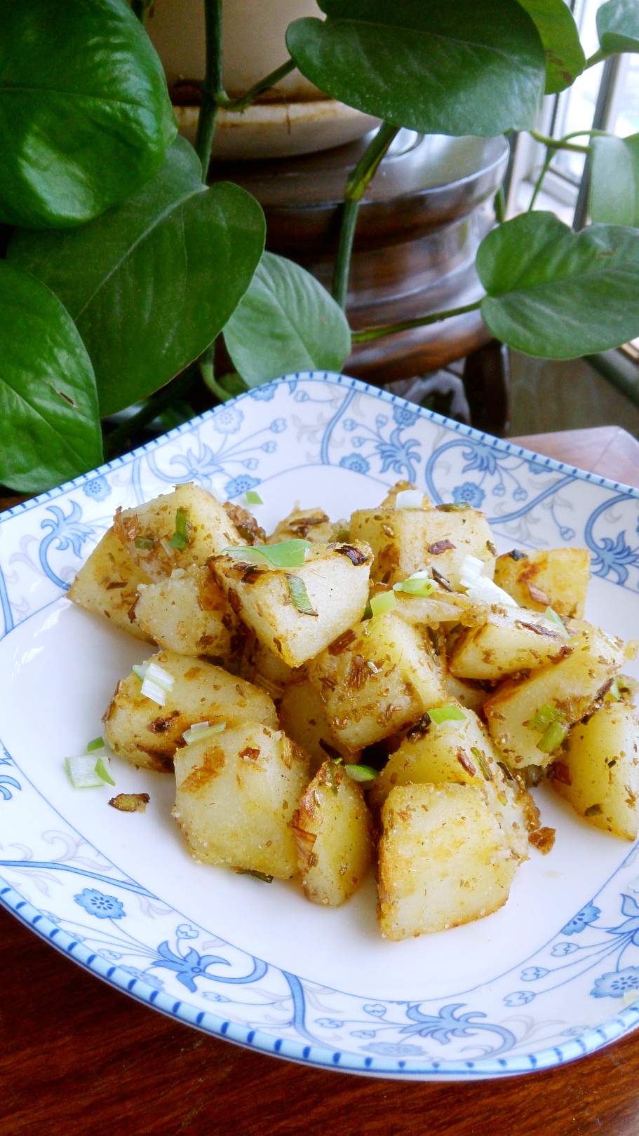 一只呆叶子做的香煎土豆块