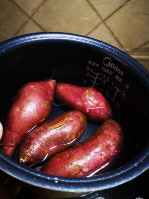 最最最省事又好吃的红薯做法—电饭锅红薯的做法 步骤2
