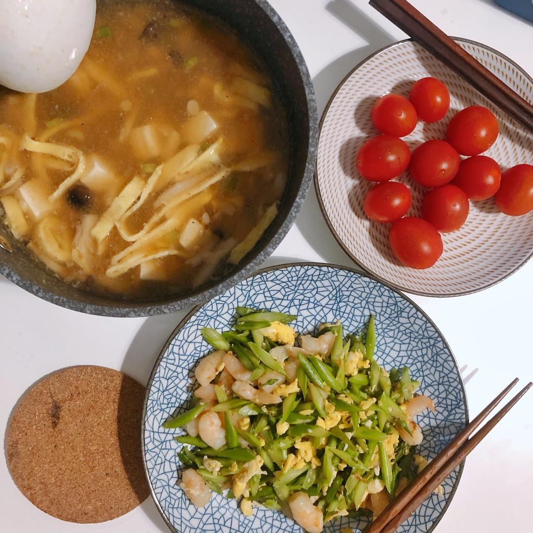 海鲜菇豆腐汤，超简单，晚上喝一碗暖暖的🍲