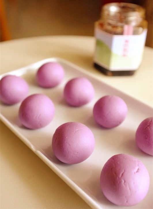 紫薯黑芝麻汤圆