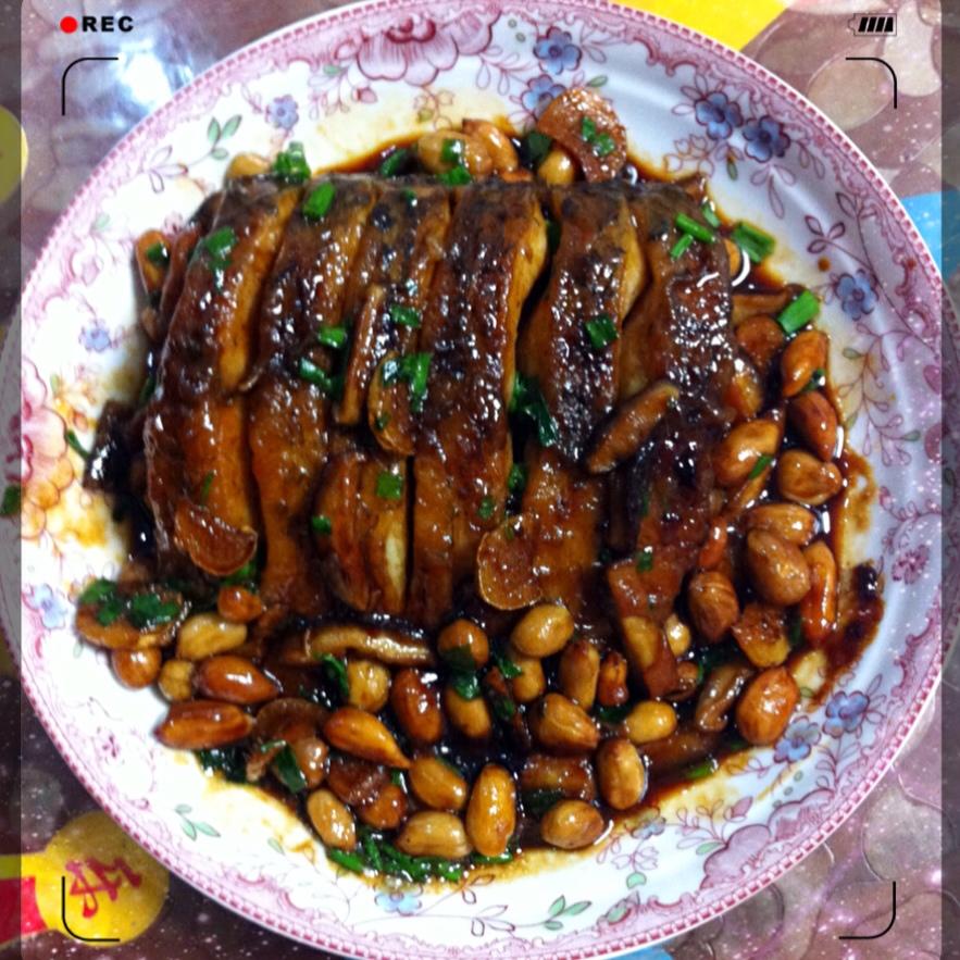 yoyo厨房做的花生米红烧鱼