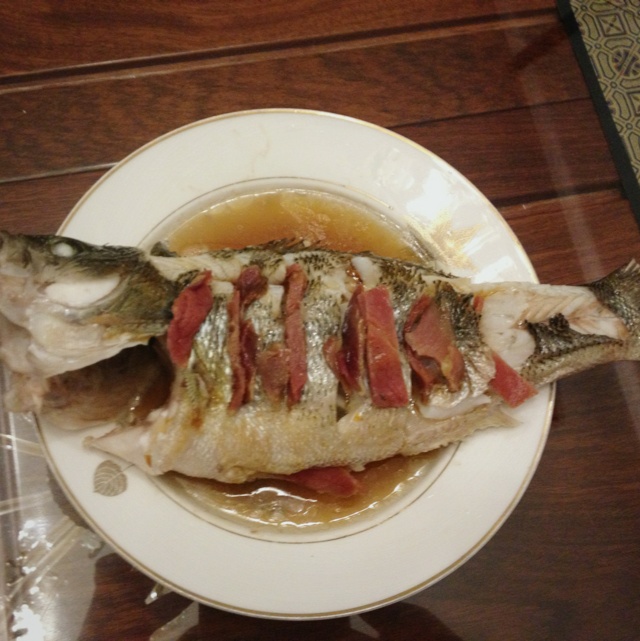 【火腿蒸鲈鱼】