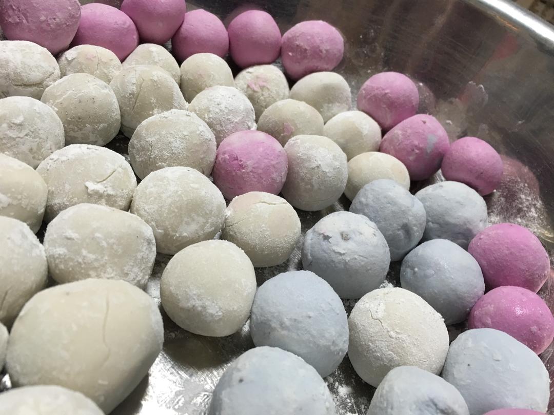 多色芝麻核桃汤圆