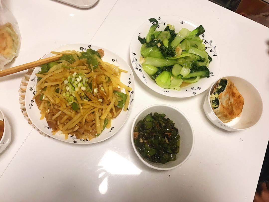 青椒土豆丝炒五花肉的做法