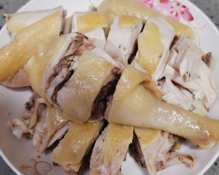 蒸好的鸡稍微放凉后,斩块摆盘腌好的鸡,锅里烧水,水开后放进去蒸25