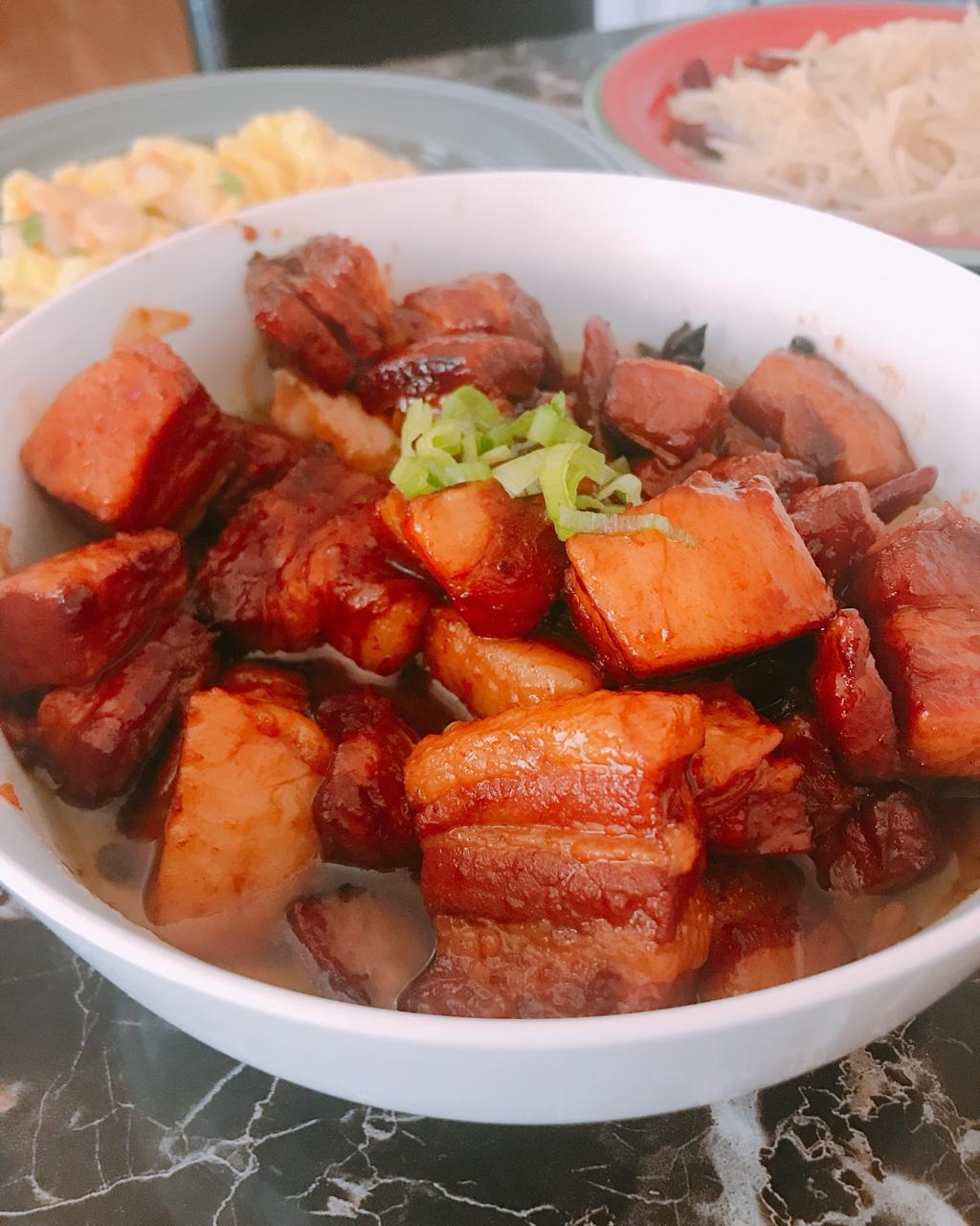 吃着碗里望着锅里的红烧肉