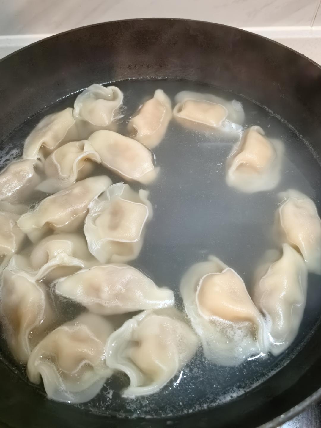 教你正确煮速冻饺子的方法，不干裂不破皮不粘锅！