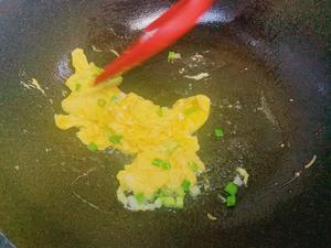 妈妈畅销二十年的秘制蛋炒饭（最详细的火候和翻炒手法）的做法 步骤4