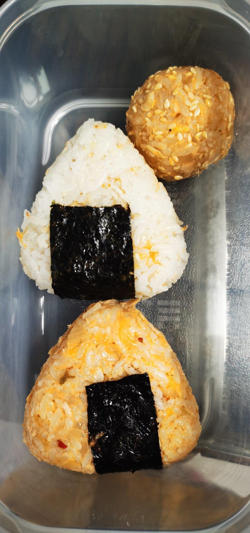 泡菜金枪鱼饭团