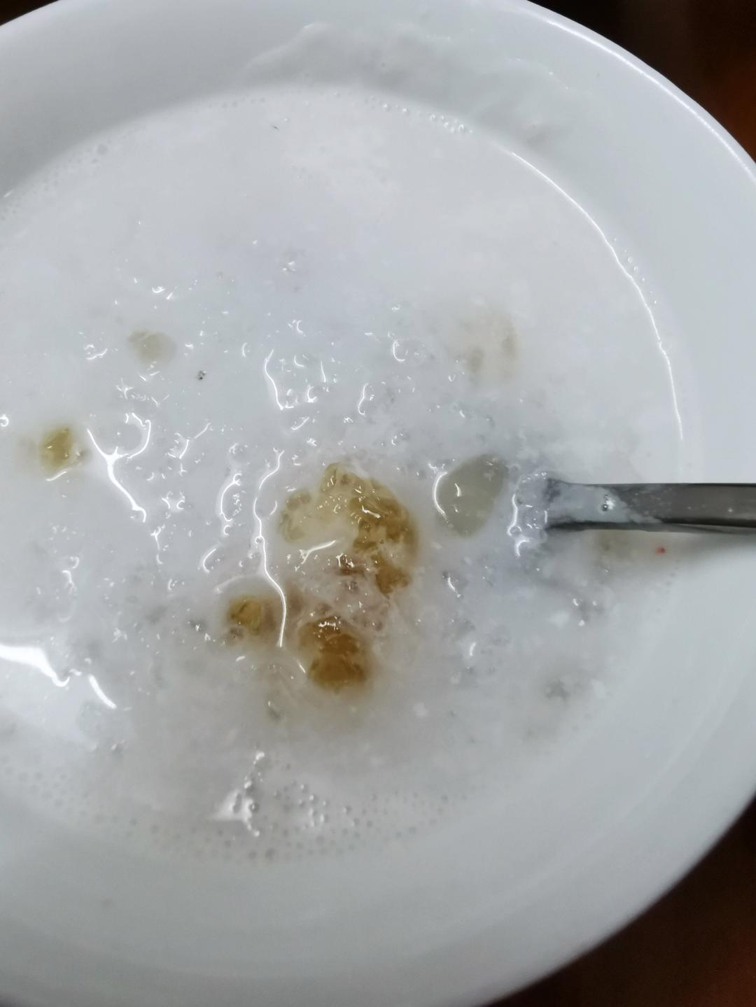 《桃胶皂角米雪燕银耳牛奶羹》据说一碗等于敷30片面膜的功效