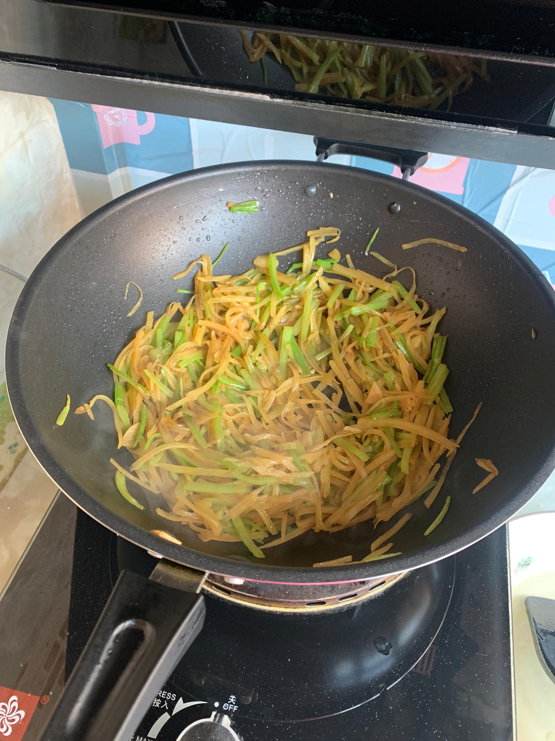 简单美味的家常菜！土豆丝炒芹菜