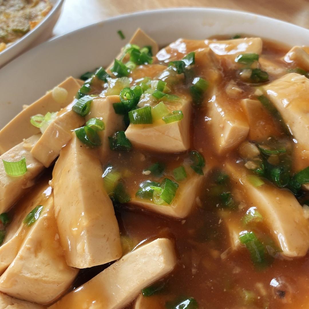 不放肉也超下饭的葱焖豆腐