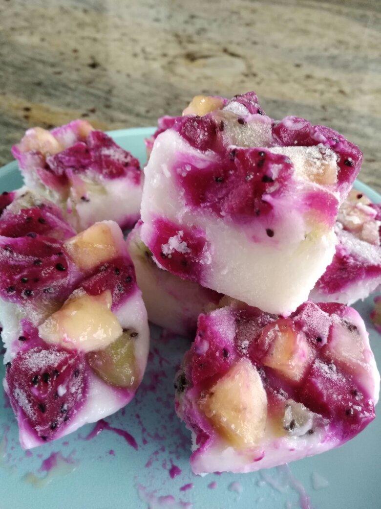 妮可得意做的草莓冻酸奶