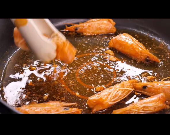 蒜香奶油虾的做法 步骤7