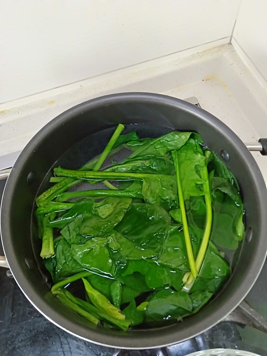 补铁辅食:菠菜猪肝泥的做法 步骤2
