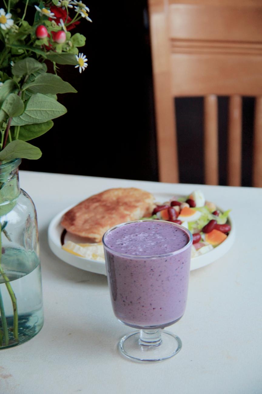 ins风黑枸杞香蕉奶昔