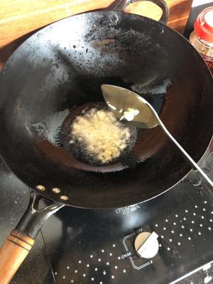 家常素炒香菇的做法 步骤2