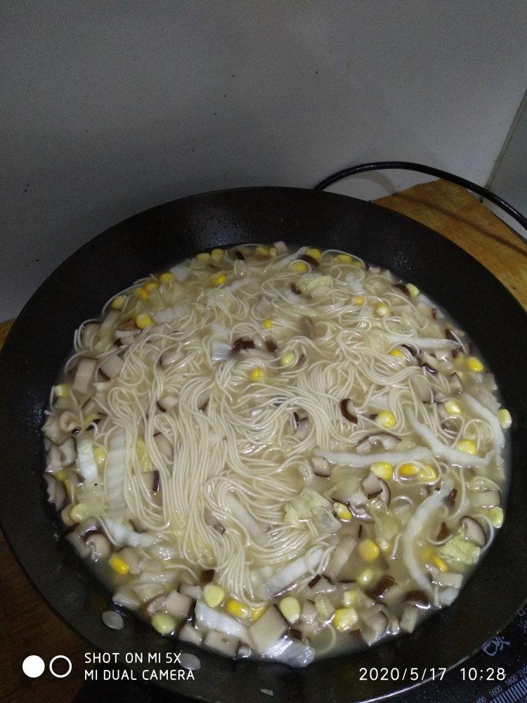 菌汤面条 看得见的香菇 尝得到的鲜美 这才是真正的菌汤