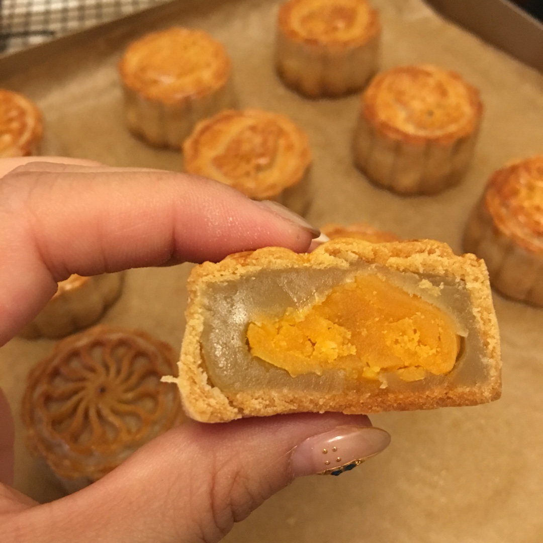 广式蛋黄莲蓉月饼