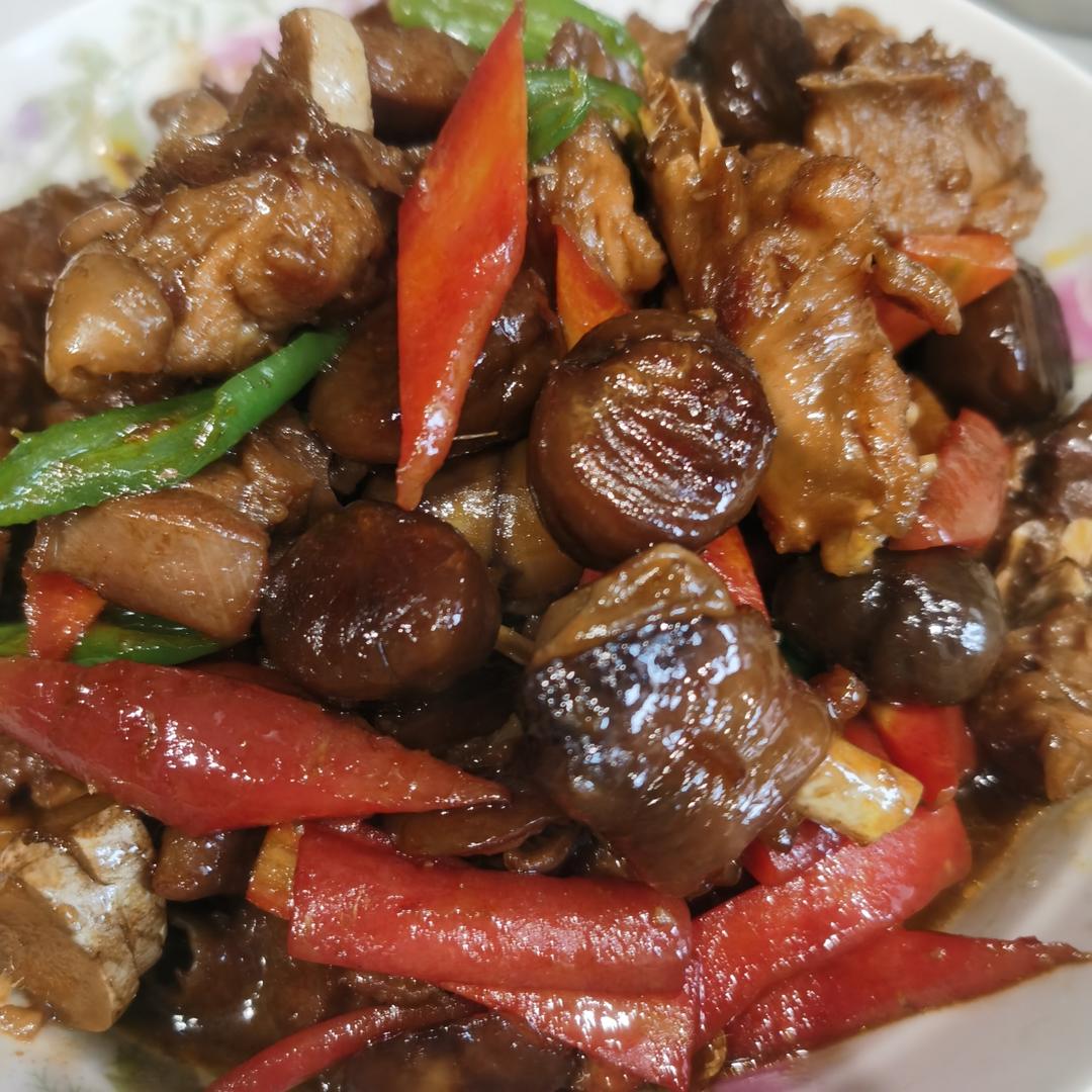 厨师长教你：“板栗烧鸡”的家常做法，咸鲜美味，汤汁浓郁
